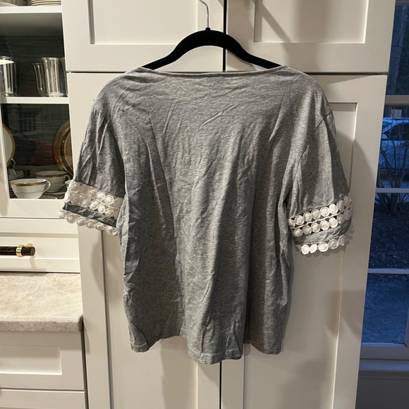 Grey t-shirt with white crochet detail - Picture 2 of 4
